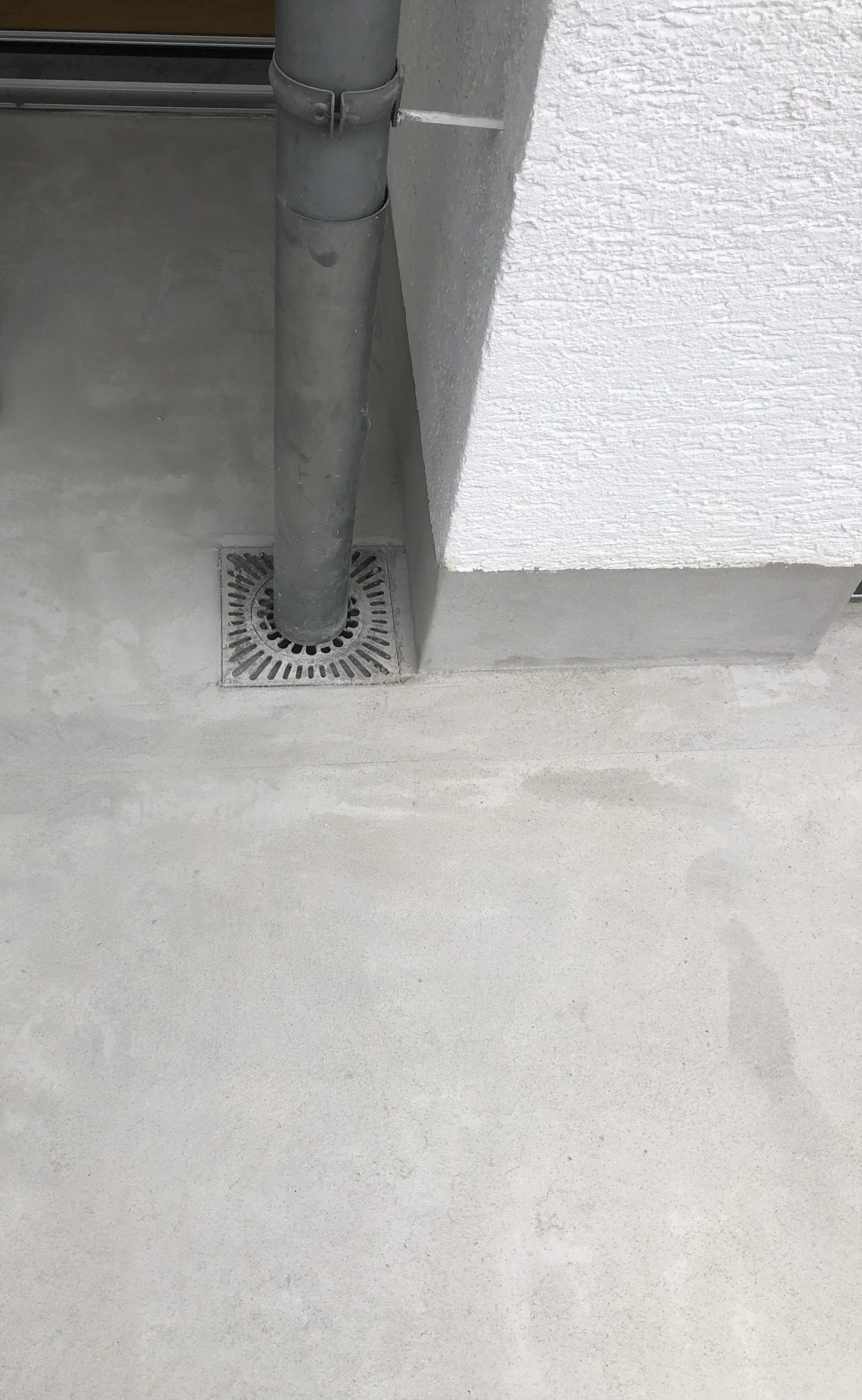 Moderner Balkon, fachgerecht mit Izonil abgedichtet zur effektiven Feuchtigkeitsprävention und Schimmelbekämpfung.